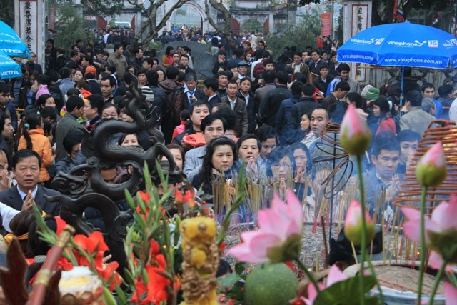 Hàng ngàn người có mặt trước đền Trần thắp hương dâng lễ.